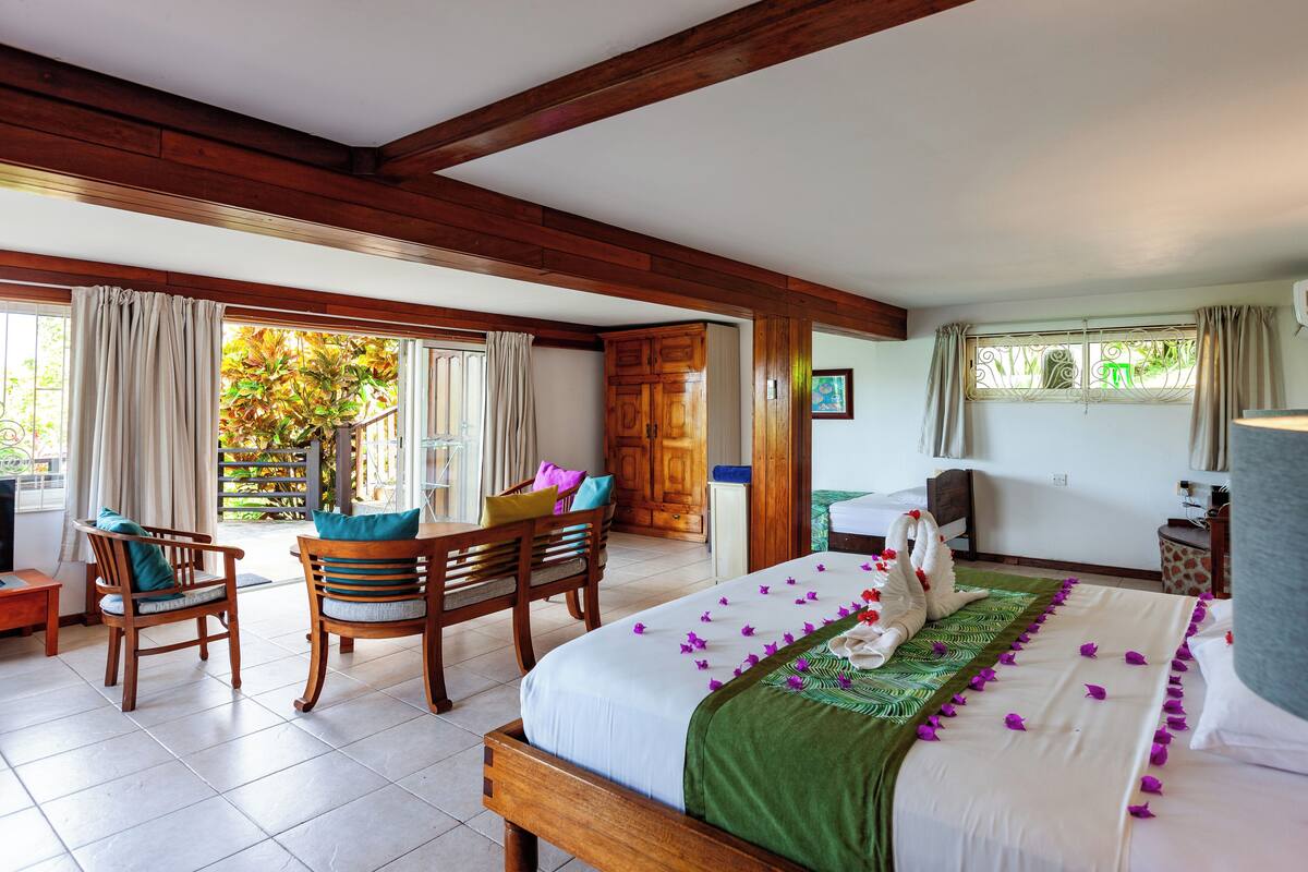 Superior Room | Peralatan tempat tidur premium, tilam berlapik, peti besi dalam bilik 