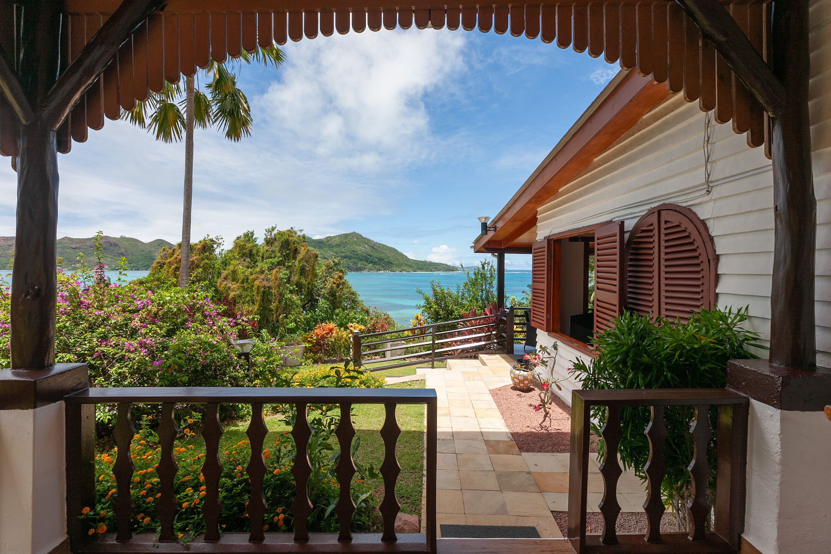 Uma casa com vista para o mar e montanhas.
