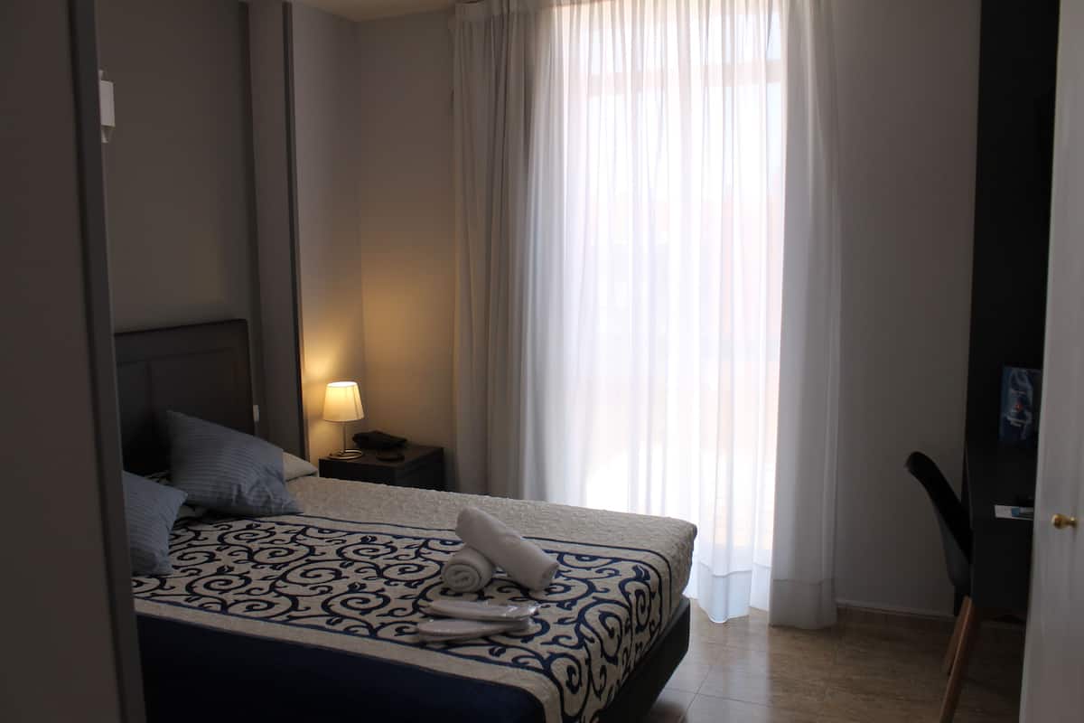 Kamar Single | Meja kerja, kedap suara, Wi-Fi gratis, dan seprai linen