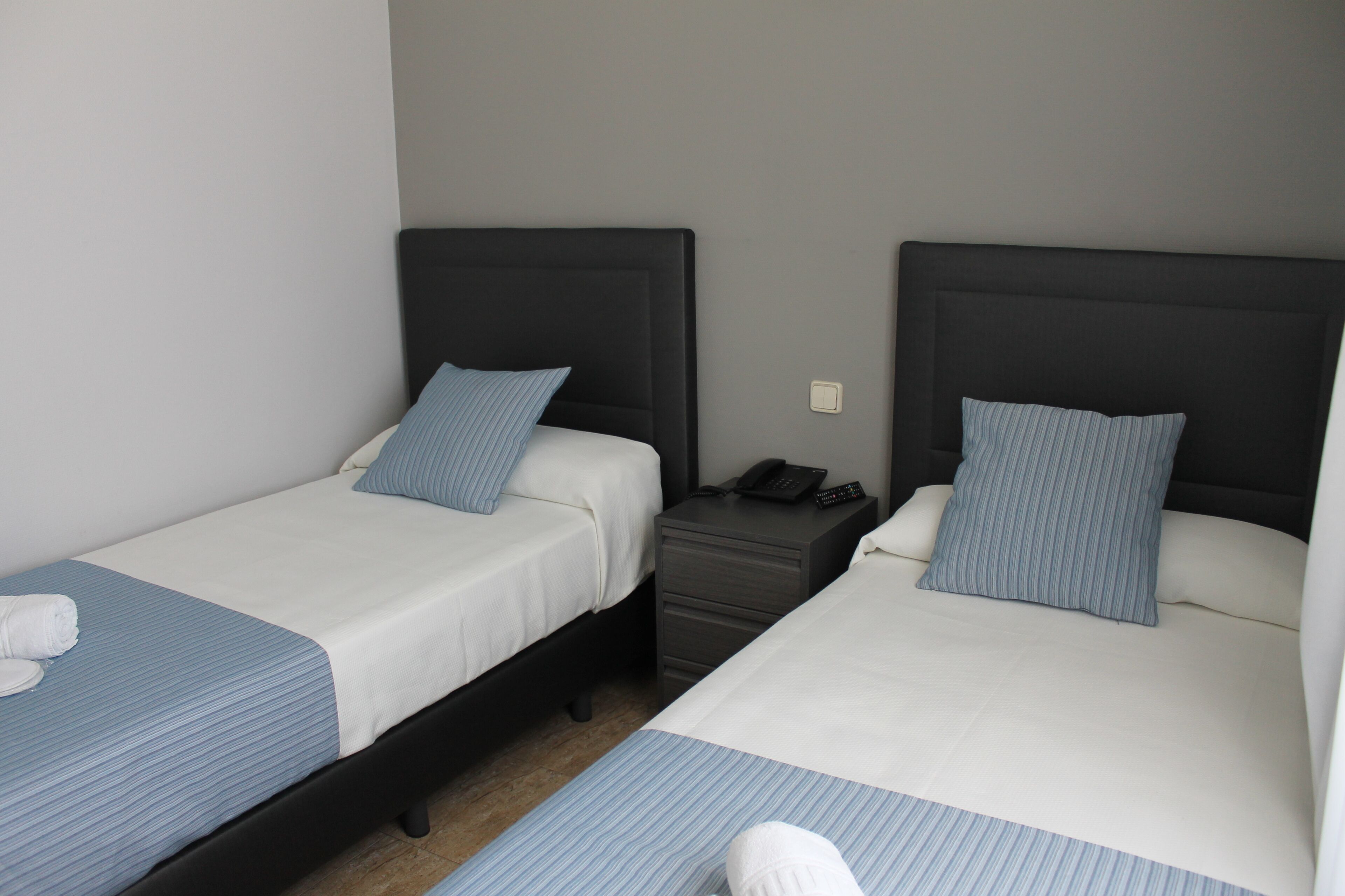 standard room, 2 single beds | desk, soundproofing, free wifi, bed sheets