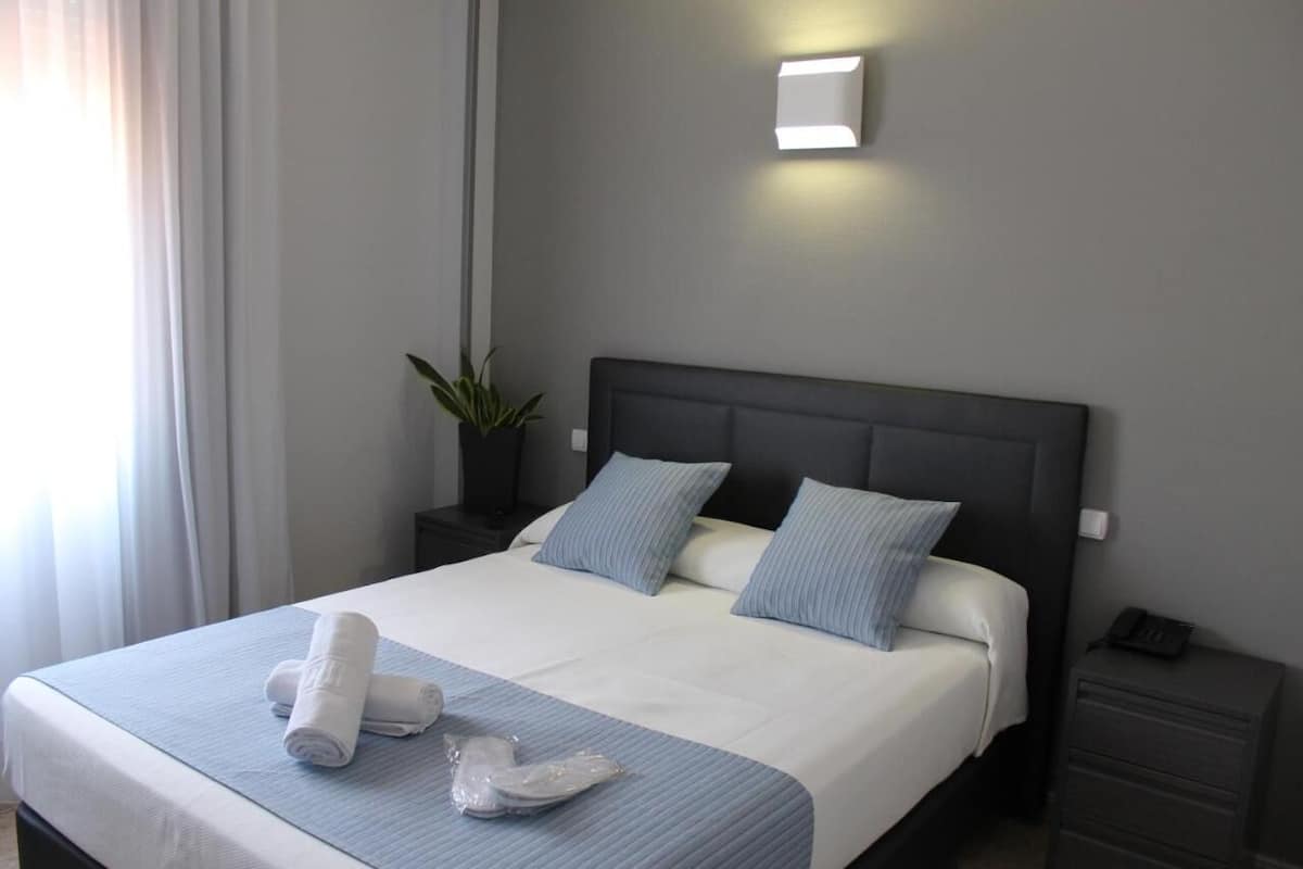 Bureau, chambres insonorisées, Wi-Fi gratuit, draps fournis