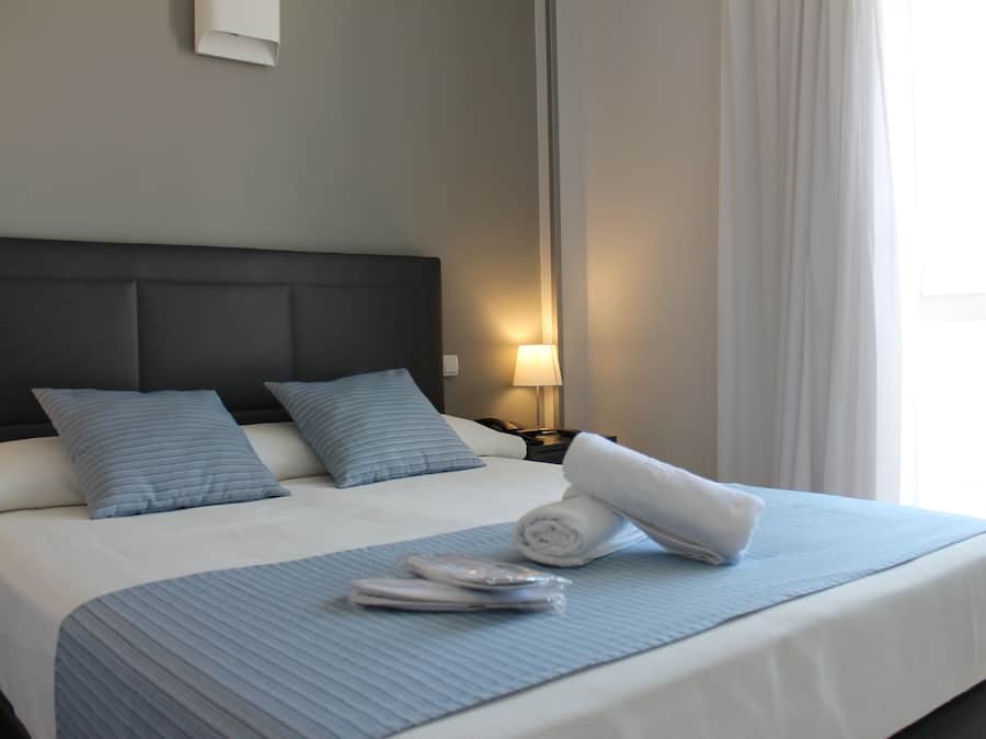 Escritorio, sistema de insonorización, wifi gratis y ropa de cama