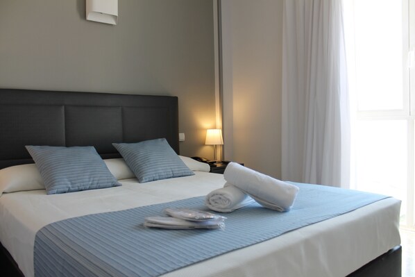 Desk, soundproofing, free WiFi, bed sheets - Hotel Barajas Plaza Madrid (Madrid)