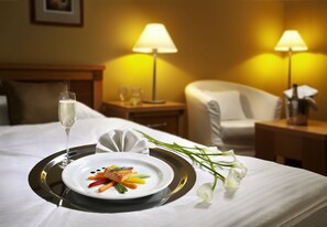 Junior Apartment | Minibar, in-room safe, desk, free cots/infant beds - Dolce Villa Hotel (Prague)