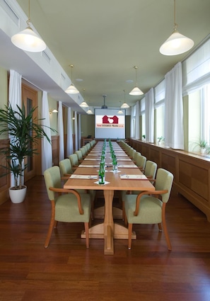 Breakfast, lunch, dinner and brunch served - Dolce Villa Hotel (Prague)