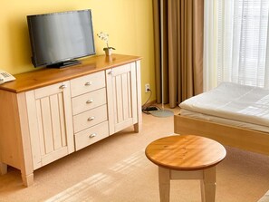 Minibar, in-room safe, desk, free cribs/infant beds - Dolce Villa Hotel (Prague)