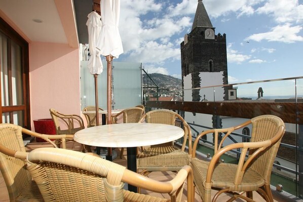 Outdoor dining - Albergaria Catedral (Funchal)