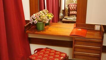 Cofres nos quartos, acesso à internet de alta velocidade, despertadores