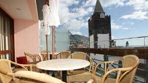 Outdoor dining - Albergaria Catedral (Funchal)