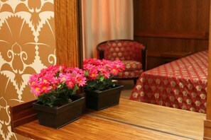 Safe på rommet, internett, vekkerklokke og rullestolvennlig