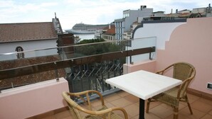 Outdoor dining - Albergaria Catedral (Funchal)