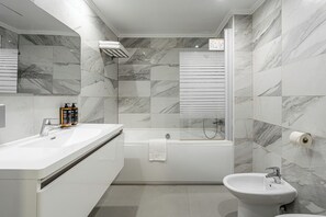Privilege, Suite, 1 Double Bed | Bathroom | Shower, eco-friendly toiletries, hair dryer, slippers - Mercure Bucharest Unirii (Bucharest)