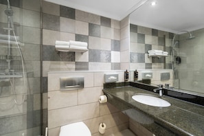 Shower, perlengkapan kamar mandi ramah lingkungan, dan pengering rambut
