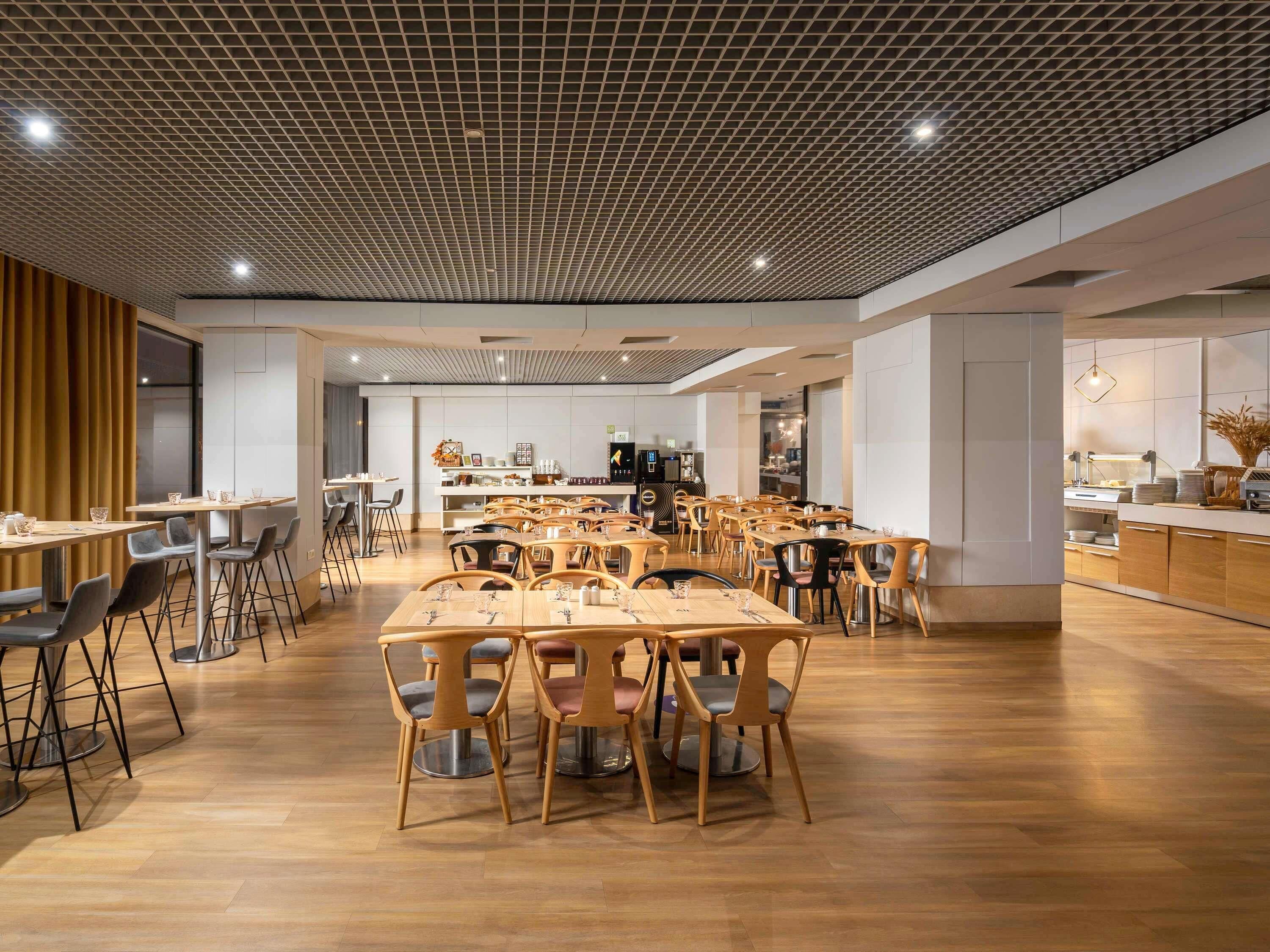 Daily buffet breakfast (RON 75 per person)