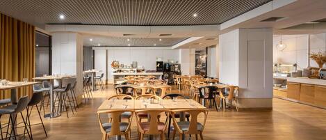 Se ofrece un desayuno bufé (75 RON por persona)