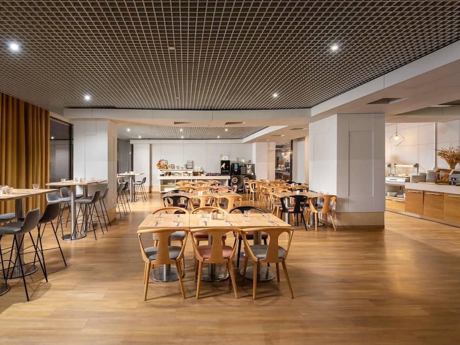 Daily buffet breakfast (RON 75 per person)