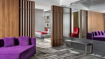 Privilege, Suite, 1 lit double | Coffres-forts dans les chambres, bureau, chambres insonorisées