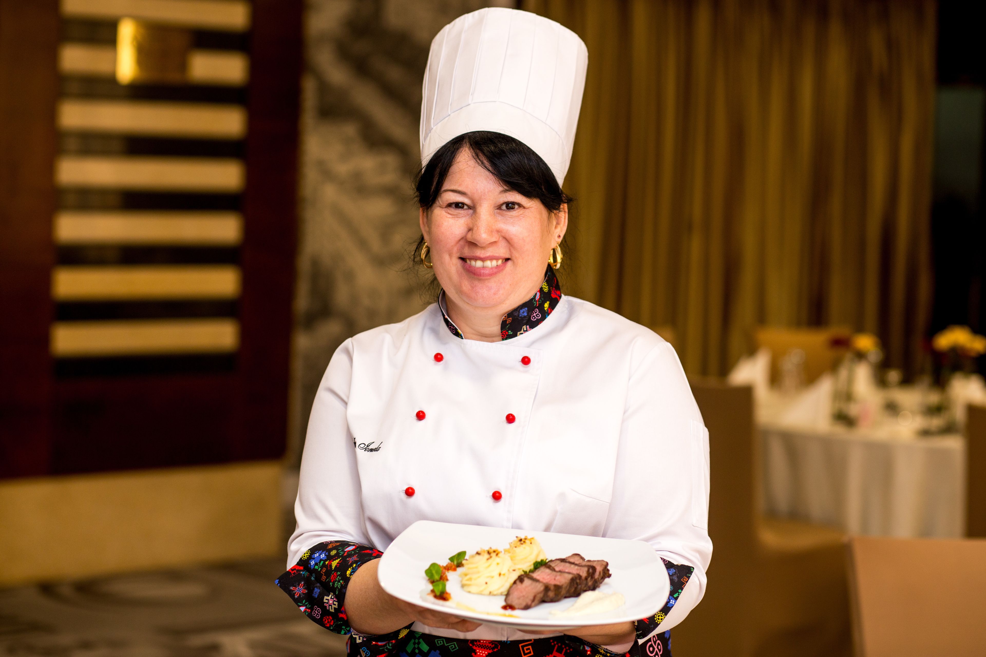 breakfast, lunch, dinner served; international cuisine