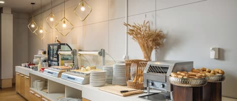 Daily buffet breakfast (RON 75 per person)