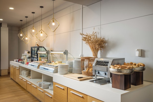 Daily buffet breakfast (RON 75 per person)