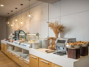 Desayuno buffet todos los días (RON 75 por persona)