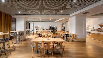 Daily buffet breakfast (RON 75 per person)