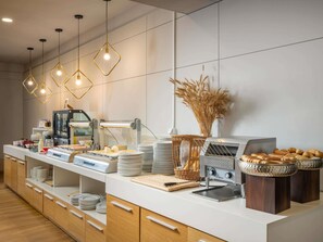 Daily buffet breakfast (RON 75 per person)