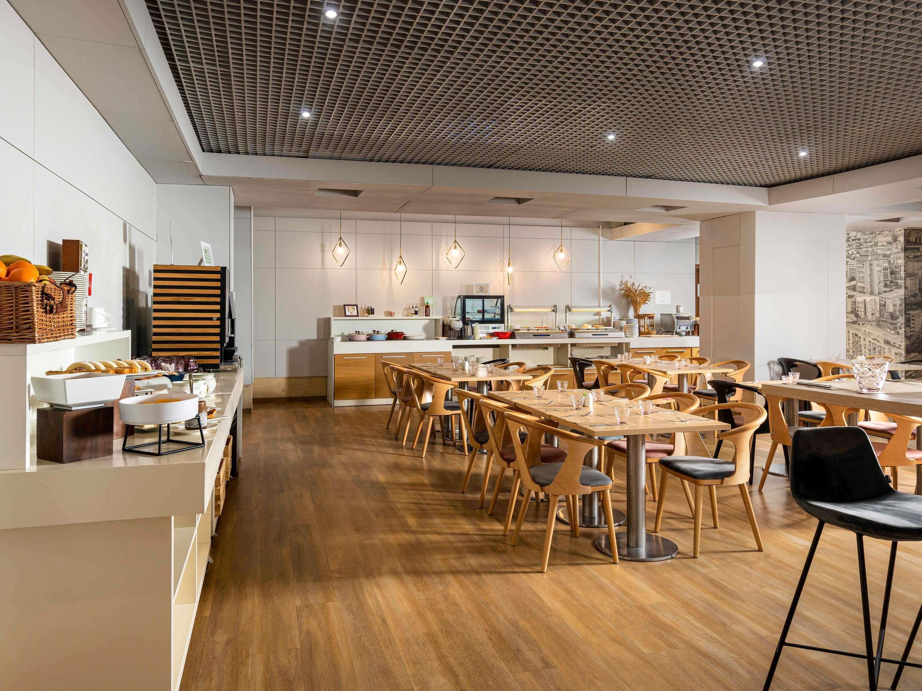 朝食 (ビュッフェ)、毎日提供 (1 名様 75 RON)