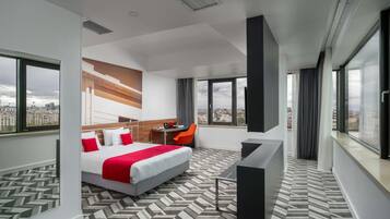 Privilege, Habitación, 1 cama matrimonial, vista a la ciudad | Caja de seguridad en la habitación, escritorio y insonorización