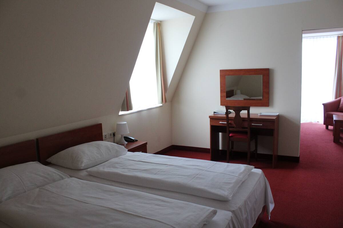 Habitación triple | Minibar, escritorio, ropa de cama