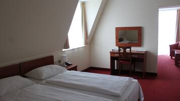 Triple Room | Minibar, desk, bed sheets