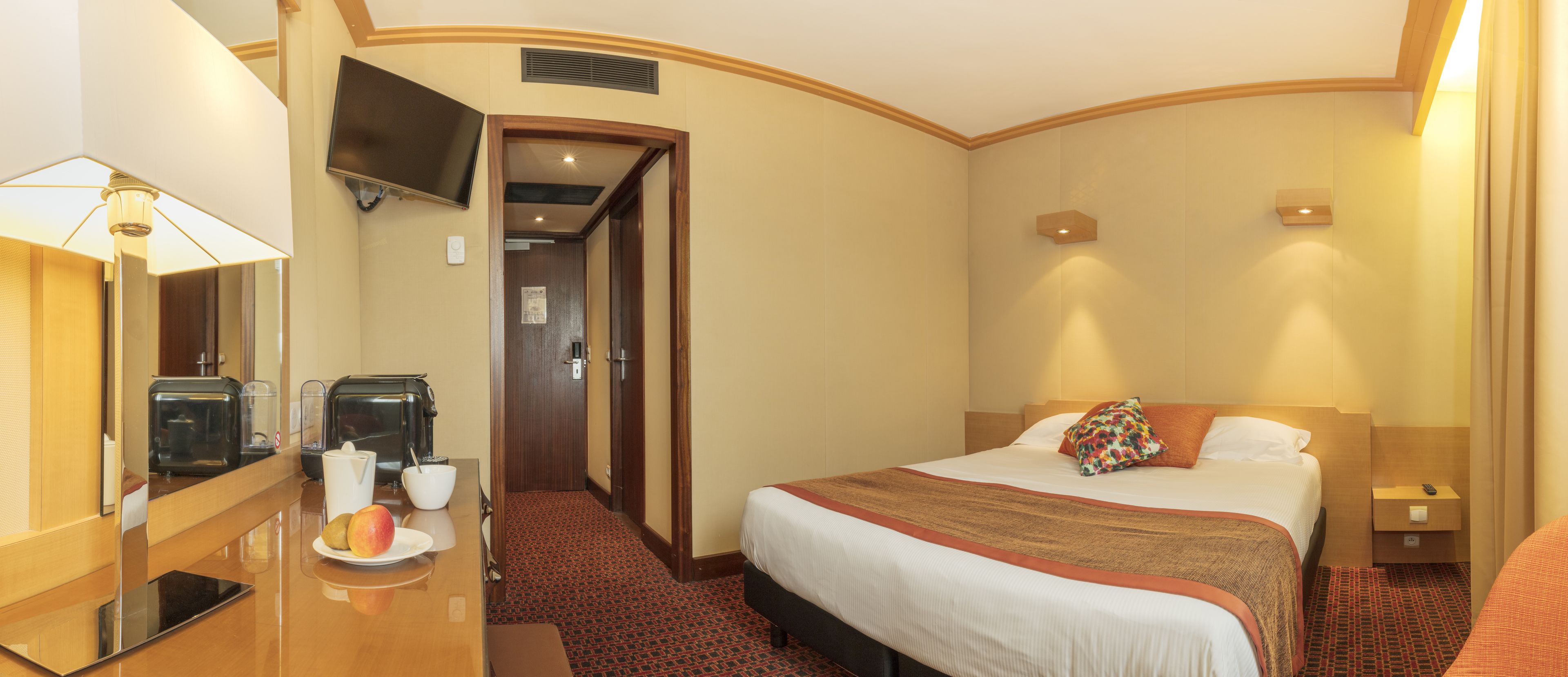 desk, laptop workspace, soundproofing, free wifi