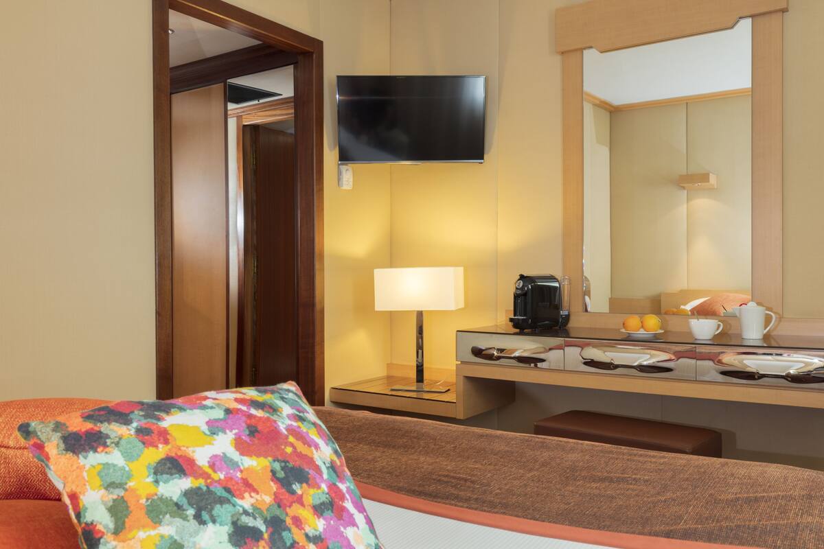 standard room | desk, laptop workspace, soundproofing, free wifi