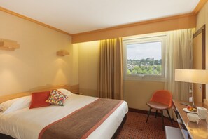 Escritorio, espacio para trabajar con laptop y insonorización 