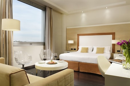 Colchones Select Comfort, minibar y caja de seguridad en la habitación