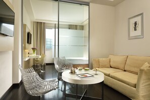 Habitación triple Deluxe | Colchones Select Comfort, minibar, caja fuerte y mobiliario individual