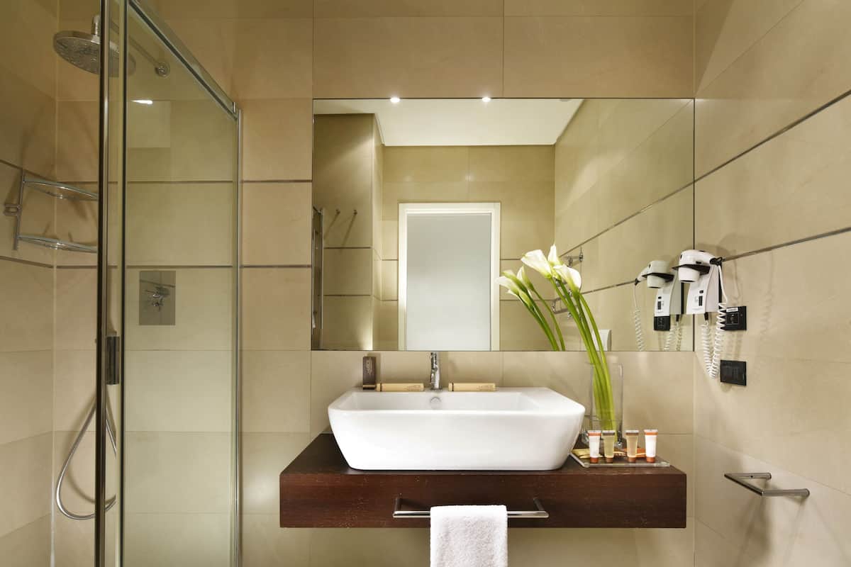 suite | bathroom | free toiletries, hair dryer, bidet, towels