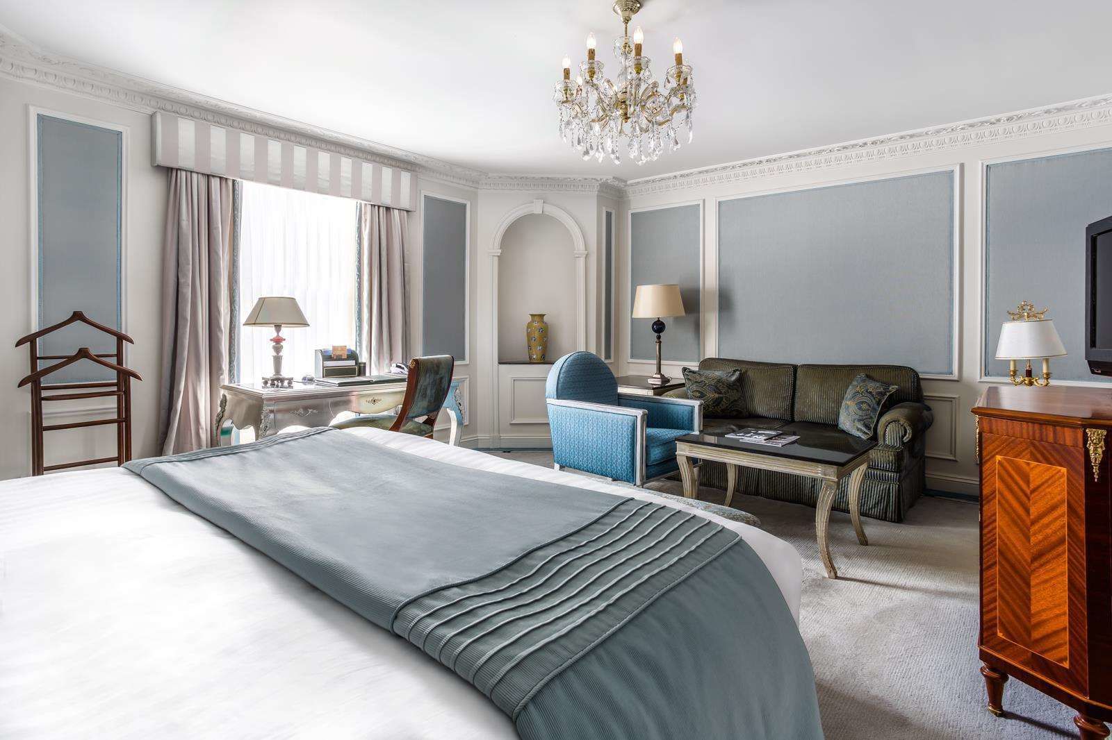 Hypo-allergenic bedding, minibar, in-room safe, desk