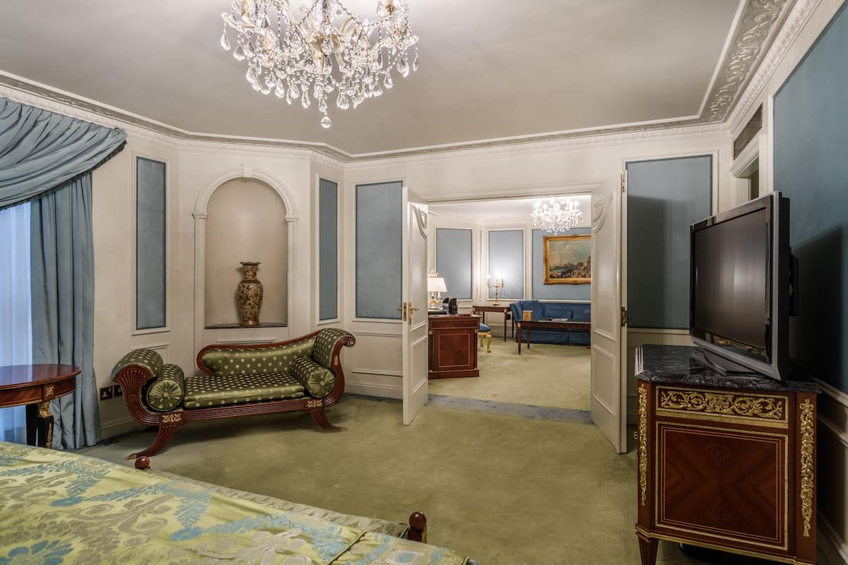 Minibar, Zimmersafe, Schreibtisch, laptopgeeigneter Arbeitsplatz