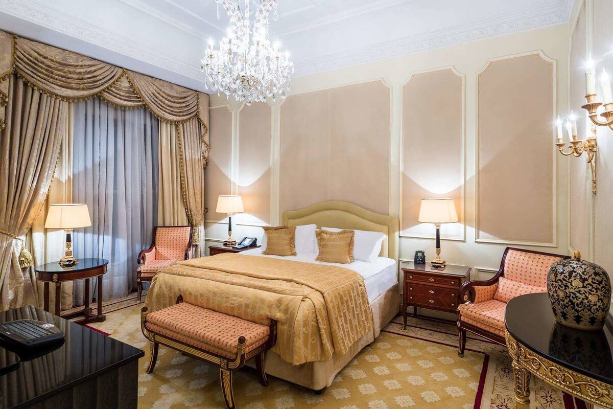 Deluxe Room, 1 King Bed | Hypo-allergenic bedding available, minibar, in-room safe, desk