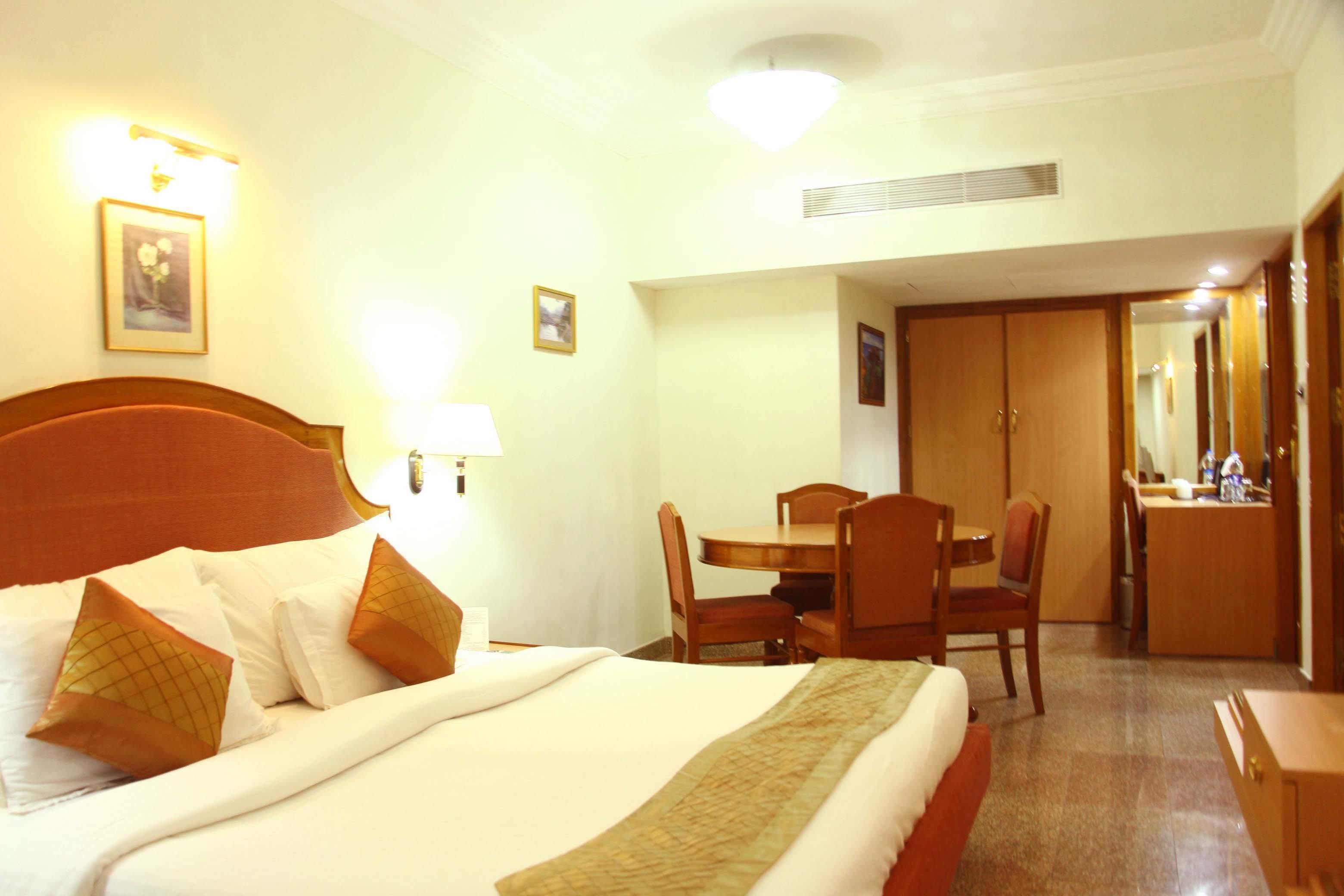 suite | in-room safe, desk, free wifi, bed sheets