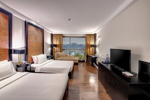 Minibar, coffres-forts dans les chambres, bureau