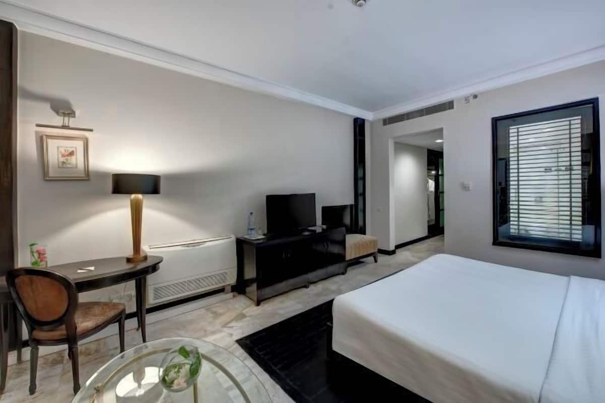 Minibar, in-room safe, desk, iron/ironing board