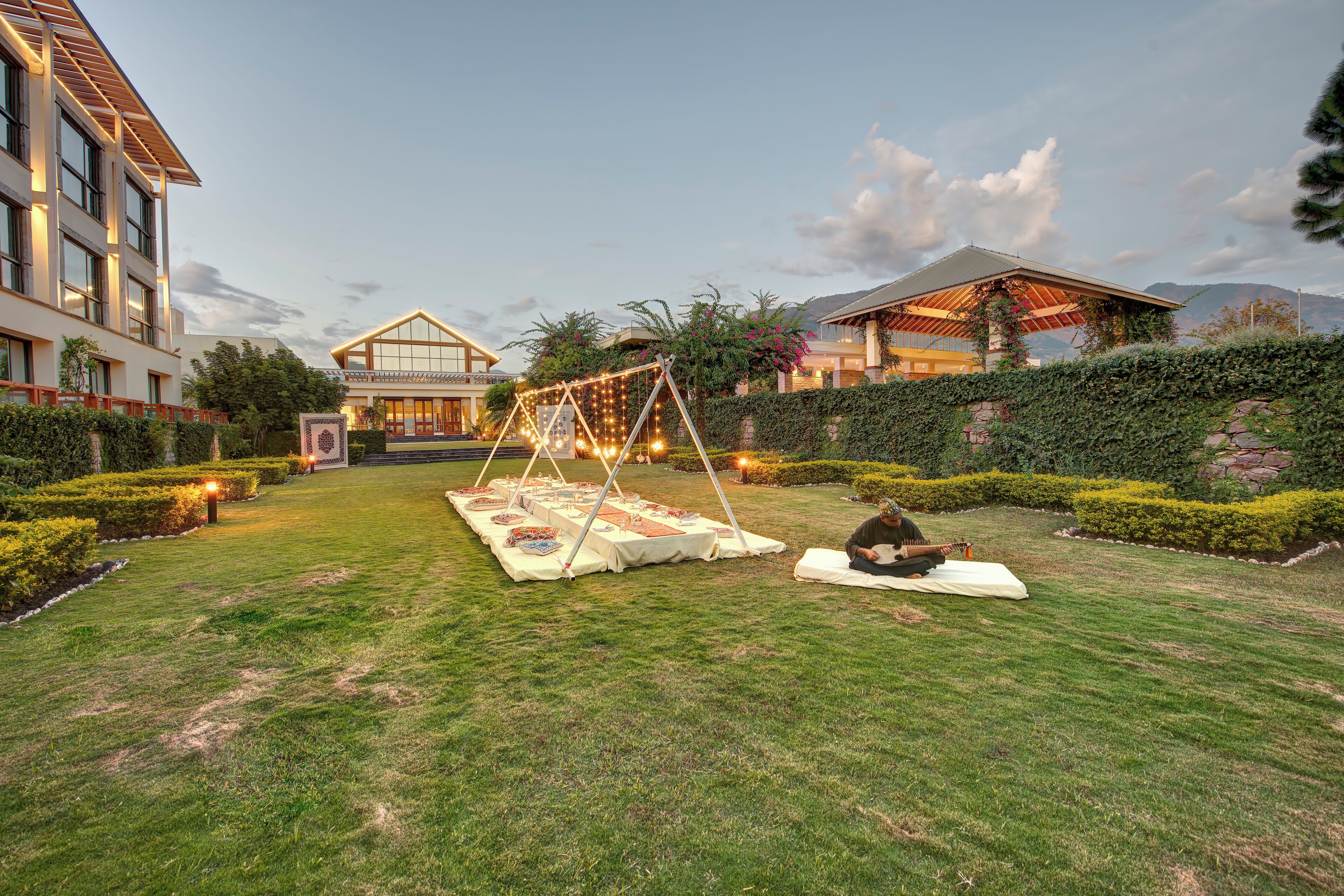 3 restaurants, breakfast, lunch served; local and international cuisine