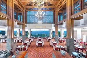 3 restaurants, breakfast, lunch served; local and international cuisine - Pearl Continental Hotel Muzaffarabad (Muzaffarabad)