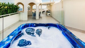 A rooftop pool with a hot tub, outdoor seating, and a view of the sea. - Mantra Zanzibar (Mooloolaba)
