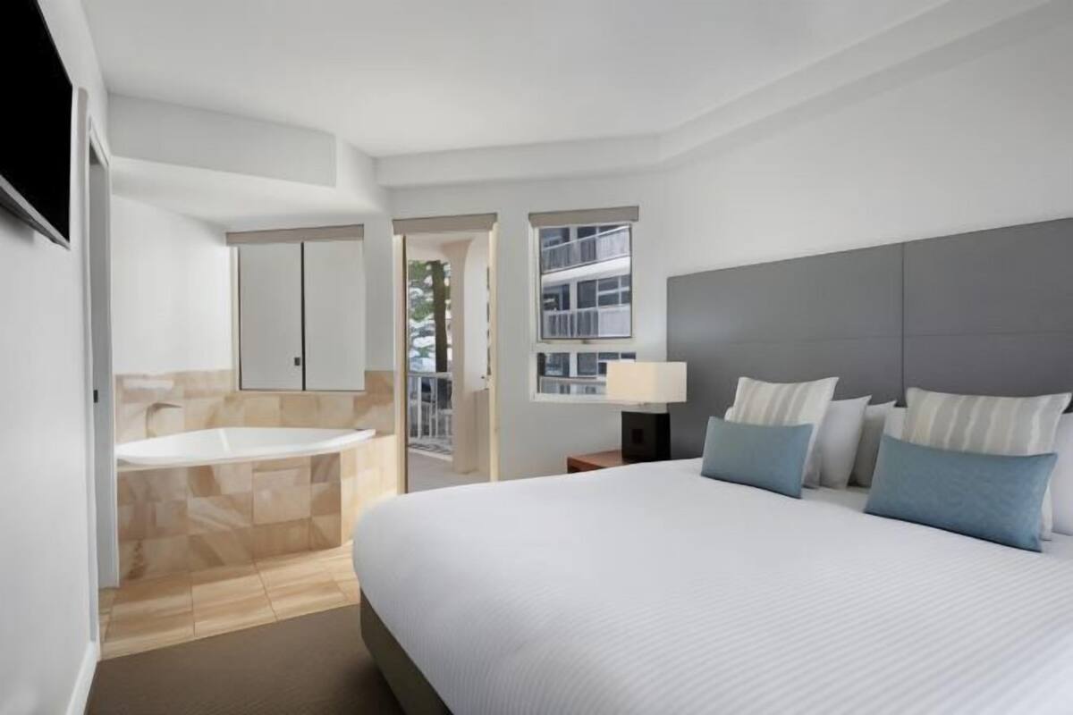 Tabla de planchar con plancha, cunas, wifi y ropa de cama