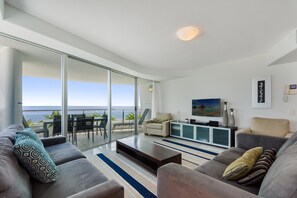 Televisión de pantalla plana, reproductor de DVD, estación para iPod