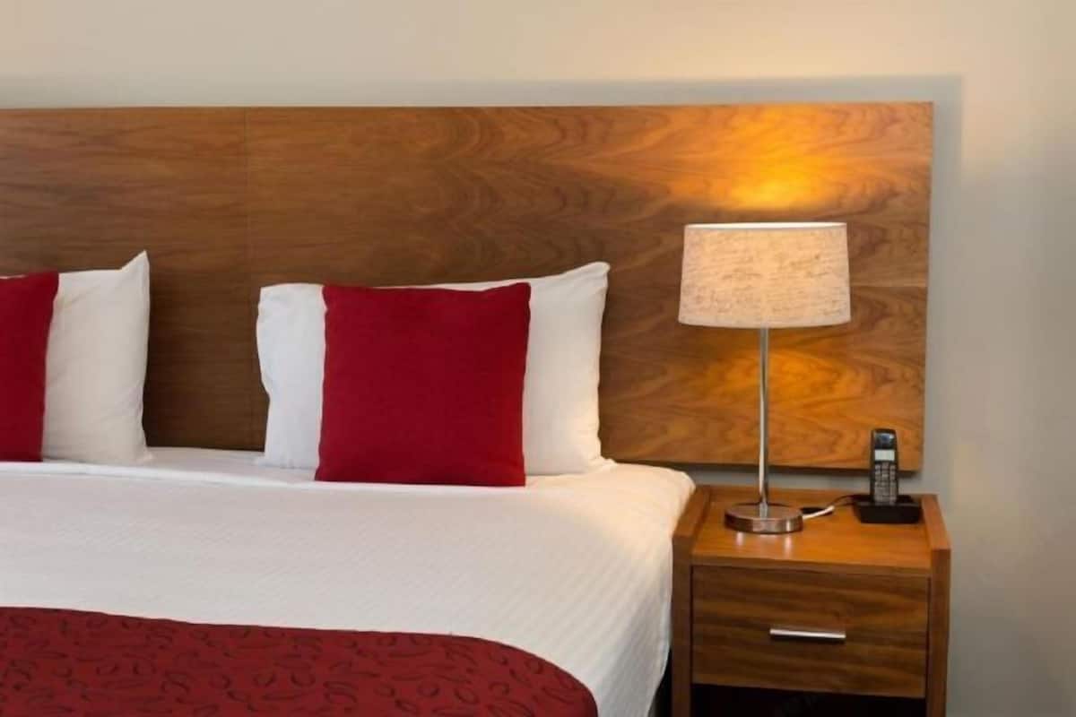 1 bedroom, in-room safe, desk, blackout curtains