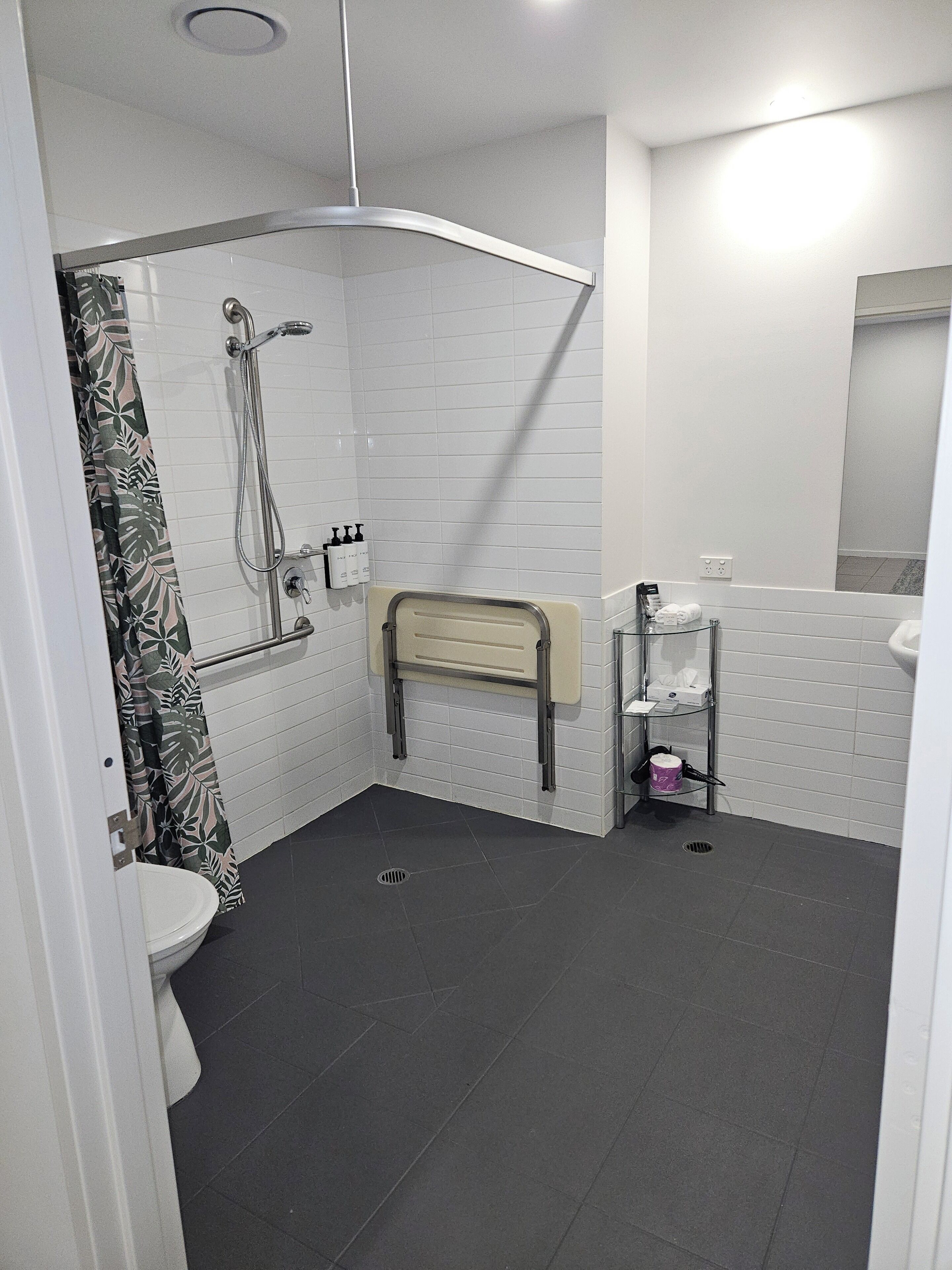 Ein modernes Badezimmer mit Dusche, Toilette und Waschbecken.